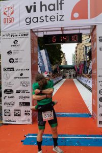 Maialen Aulestia y Gorka Oleaga completaron juntos el 3 de junio el triatlón OTSO VI half Gasteiz. Vivieron una aventura única y pudieron dar visibilidad a la lucha de Maialen con el Sindrome de Donahue.
